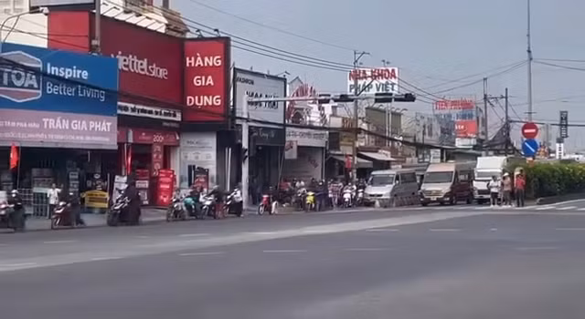 Đèn giao thông ở cửa ngõ TPHCM tê liệt, người dân dẫn bộ xe vượt giao lộ