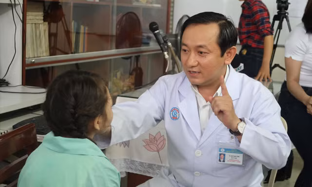 Bé gái mặt biến dạng vì mắt lồi ra ngoài suốt 7 năm