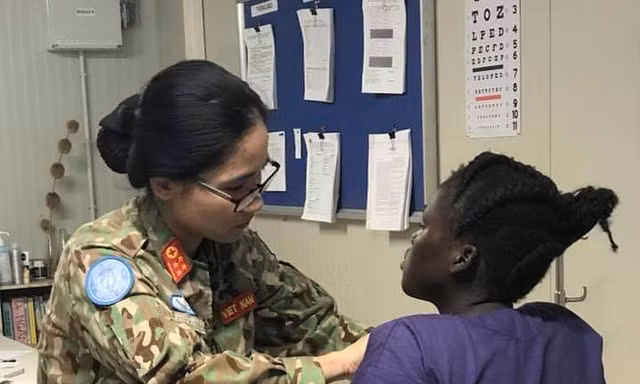 Cứu sống vợ con Thống đốc ở Nam Sudan, bác sĩ Việt được tặng...bò