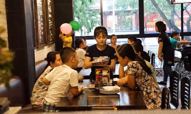 Sinh viên làm thêm Tết: Người lần đầu gửi tiền cho mẹ sắm Tết, người đến đêm 30 mới về nhà