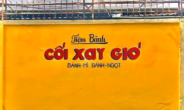 Teen nói gì khi “bức tường vàng huyền thoại” ở Đà Lạt bất ngờ xuất hiện tại Sài Gòn?