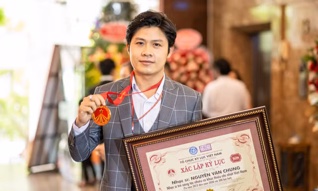 Nhạc sĩ Nguyễn Văn Chung vừa xác lập một kỷ lục mới tại Việt Nam
