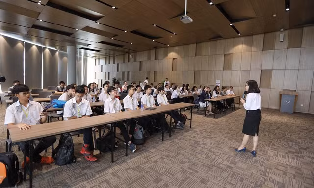 Tương lai nào cho chương trình song bằng của học sinh Hà Nội?