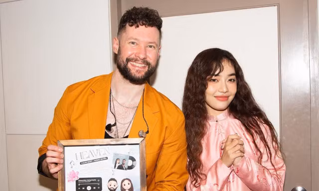 Hoàng Duyên tặng nón lá và bánh tráng cho Calum Scott, trổ tài nói tiếng Thái cực xịn