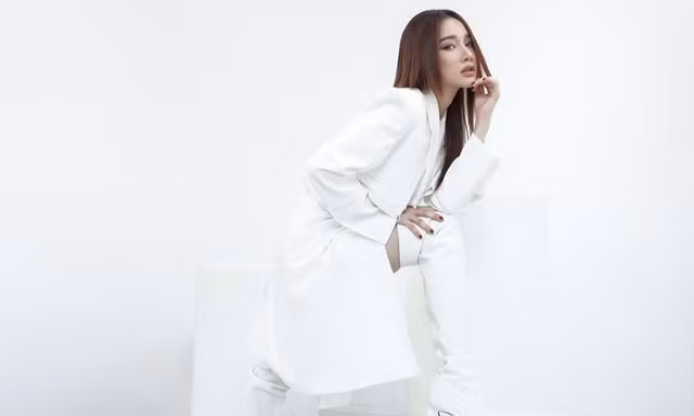 Nhã Phương rũ bỏ nét mong manh, "lột xác" mạnh mẽ ấn tượng với phong cách menswear