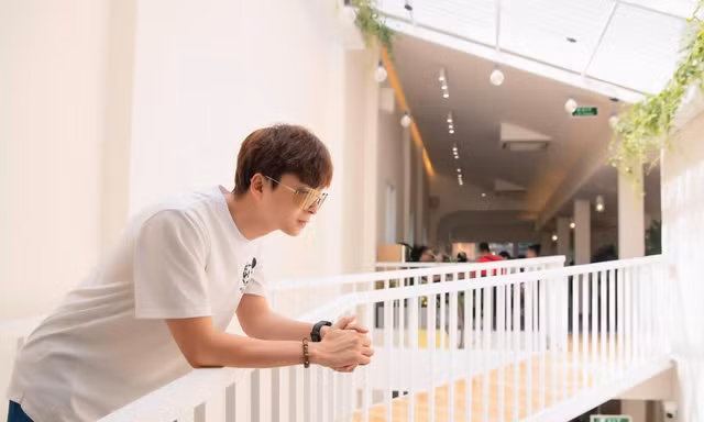 Ngô Kiến Huy tung loạt ảnh mới tặng fan, diện mạo đã "có da có thịt hơn"