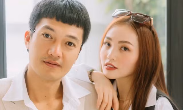 Quang Tuấn trẻ trung "hack tuổi" với tóc ngố, rủ Linh Phi trốn bé Gạo đi chơi Valentine
