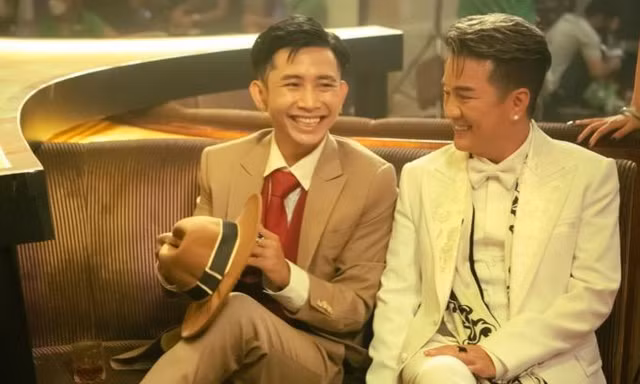 Được Mr Đàm "hôn tới tấp" ở trường quay, Ricky Star phấn khích khoe ngay với gia đình