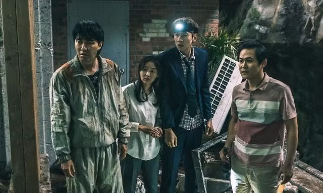 Phim Giáng sinh: Lee Kwang Soo, Kim Hye Jun xoay xở ra sao khi lọt xuống "Hố Sụt Tử Thần"?