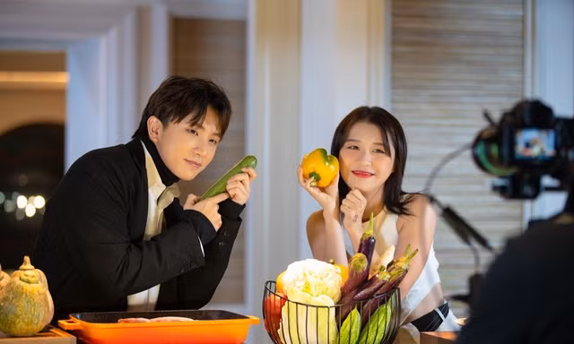 Tập 6 “Ăn Đi Rồi Kể”: Han Sara dùng "mỹ nhân kế" khiến Tùng Maru phản luôn đội nhà
