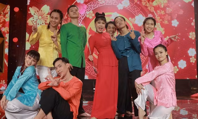 Việt Hương búi tóc Na Tra, hóa "dì út" vui vẻ trong MV Tết hợp tác cùng nhóm DTAP 