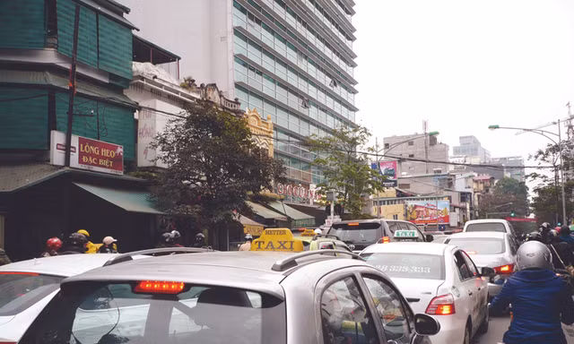 Phố Lê Duẩn đoạn trước tòa nhà chợ Cửa Nam thường xuyên xảy ra ùn tắc Ảnh: Trọng Đảng