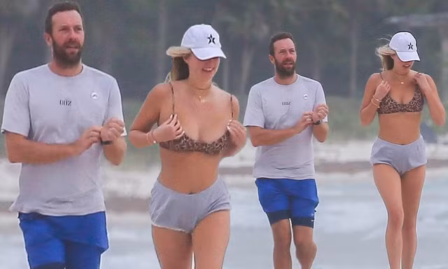 Con gái 17 tuổi của thủ lĩnh nhóm Coldplay nảy nở cực gợi cảm với bikini