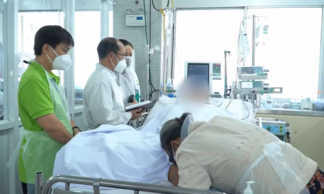 Phút giây người mẹ vĩnh biệt con trai.