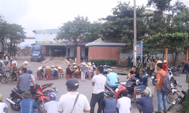 Dân vây nhà máy thép Dana - Ý hồi tháng 12/2018. Ảnh: Nguyễn Thành