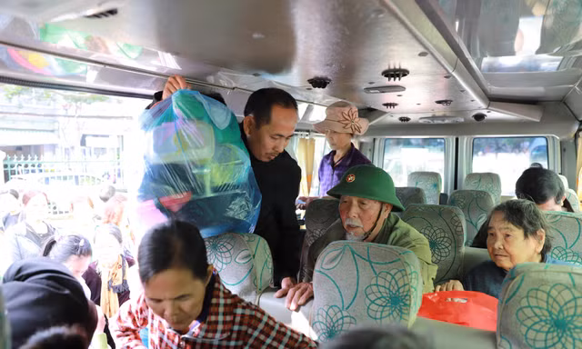 Các bệnh nhân vui vẻ trên "chuyến xe nghĩa tình"