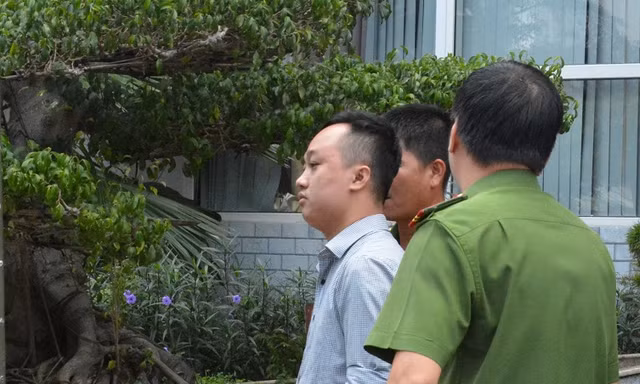 Đối tượng Đỗ Lê Vũ vừa bị Công an thành phố Đà Nẵng bắt để điều tra làm rõ hành vi "lừa đảo chiếm đoạt tài sản". 