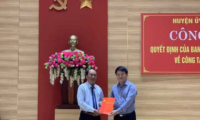 Ông Đặng Ngọc Huy, Phó Bí thư Tỉnh ủy Quảng Ngãi (phải), trao quyết định chuẩn y chức danh Bí thư Huyện ủy Lý Sơn cho ông Nguyễn Quốc Việt. Ảnh: Nguyễn Ngọc