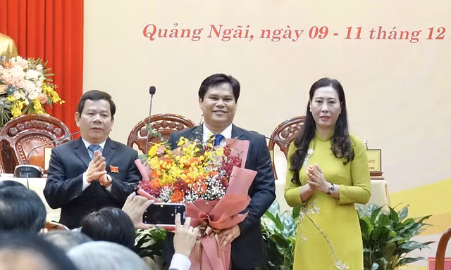 Ông Trần Phước Hiền (ở giữa) trúng cử chức danh Phó Chủ tịch UBND tỉnh Quảng Ngãi, nhiệm kỳ 2016-2021. Ảnh: Nguyễn Ngọc 