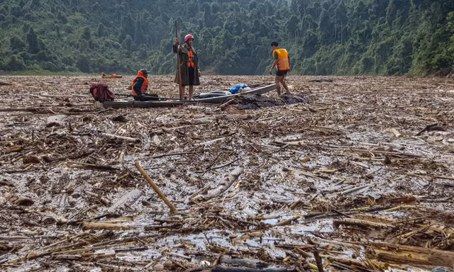 Tìm thi thể nạn nhân vụ sạt lở giữa lòng hồ thuỷ điện dày đặc cây rừng