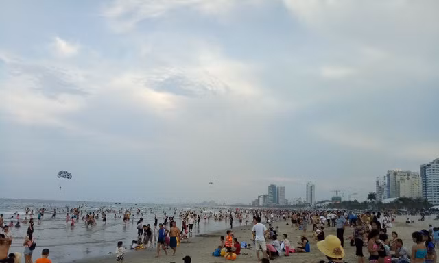 Bãi biển Đà Nẵng đông nghịt người dịp nghỉ lễ 30/4 – 1/5