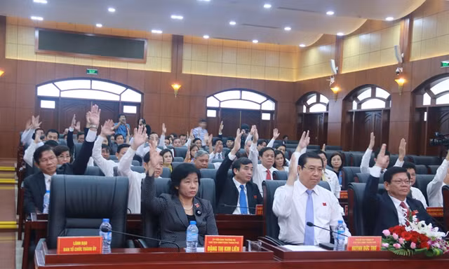 Các đại biểu HĐND thành phố biểu quyết bãi nhiệm chức danh Chủ tịch HĐND thành phố đối với ông Nguyễn Xuân Anh tại kỳ họp thứ 5 (bất thường), HĐND khóa IX. Ảnh Nguyễn Thành