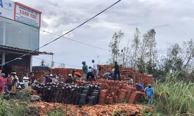 Giá ngói, tôn, gạch…ở Quảng Ngãi tăng bất thường sau bão số 9. Ảnh: Nguyễn Ngọc