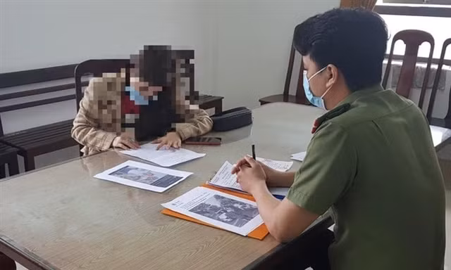 Bà T.T.N.M tại buổi làm việc với cơ quan công an. 