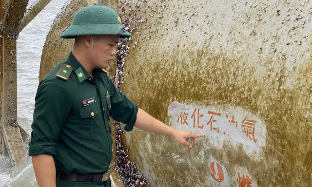Bồn kim loại được phát hiện trôi dạt vào bờ biển Quảng Ngãi. Ảnh: Nguyễn Ngọc