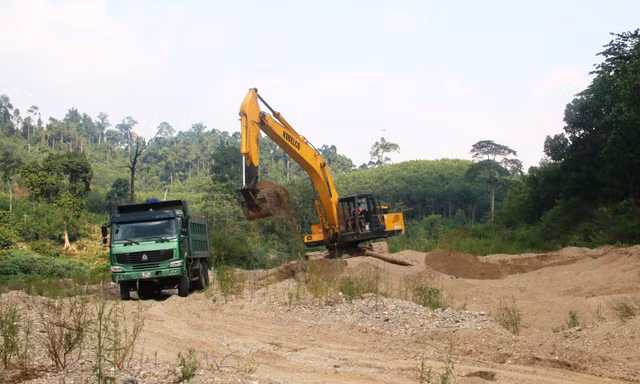 Hiện trường khai thác cát ngay dưới lòng sông Đắk Mi đã trơ đáy. Ảnh: Nguyễn Thành