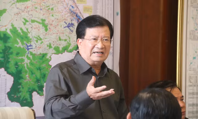 Phó thủ tướng Trịnh Đình Dũng làm việc nhanh với Ban chỉ huy tiền phương ứng phó với bão số 9. 