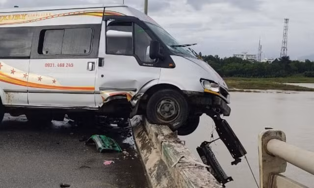Va chạm liên hoàn, xe khách nằm vắt vẻo trên thành cầu