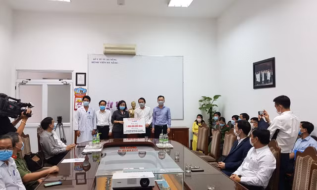 Đà Nẵng tiếp nhận 1 tỷ đồng hỗ trợ các tập thể, cá nhân phòng, chống Covid-19