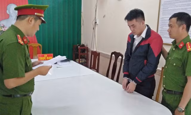 Cơ quan Công an tống đạt quyết định khởi tố, lệnh bắt giam đối với Vũ Xuân Ngữ. Ảnh: CA