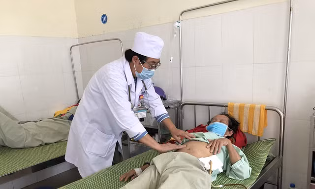 Hiện bệnh nhân đang điều trị tại khoa Nhiệt đới của bệnh viện Đa khoa Quảng Ngãi. Ảnh: N.N
