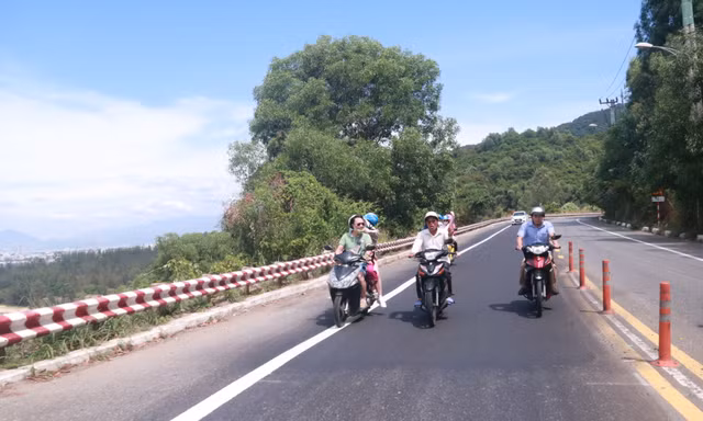 Du khách lên tham quan bán đảo Sơn Trà bằng xe máy. Ảnh: Nguyễn Thành