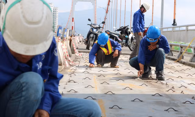 Cận cảnh cầu dây võng 1.000 tỷ dài nhất Việt Nam phải thay mặt đường.