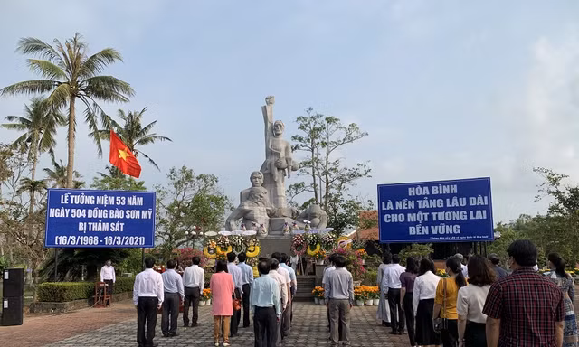 Dâng hương tưởng niệm. Ảnh: Nguyễn Ngọc 