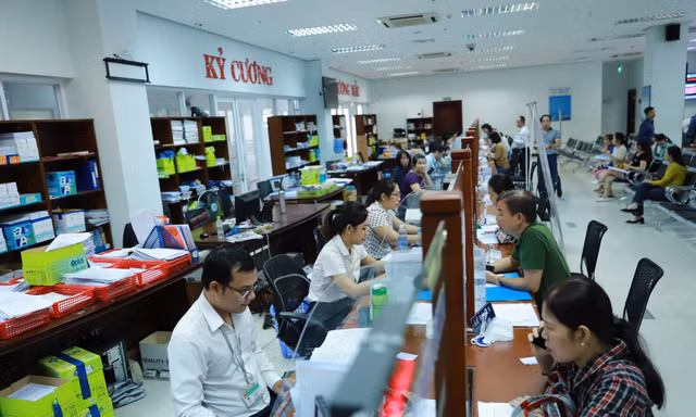 Người dân đến giao dịch tại bộ phận một cửa, Trung tâm hành chính TP Đà Nẵng. 