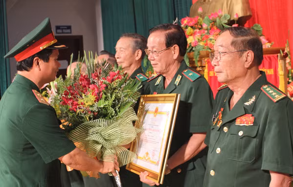 Đón nhận danh hiệu Anh hùng Lực lượng vũ trang nhân dân