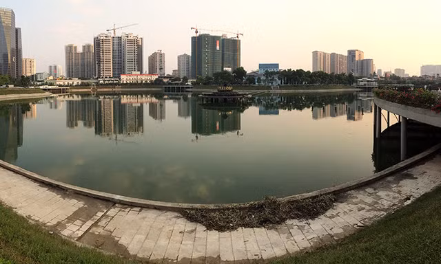 Hồ điều hoà công viên trăm tỷ mới khánh thành đã nổi váng, bốc mùi