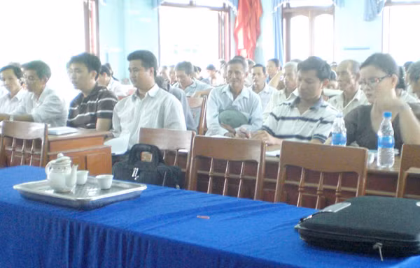 Dân 'nhảy dù' khai thác cao su