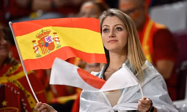 'Quên lối về' trước nhan sắc dàn CĐV nữ Tây Ban Nha tại World Cup 2022