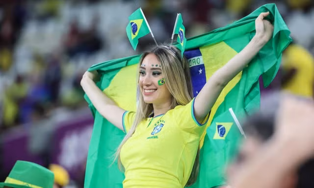 Chùm ảnh: Dàn mỹ nữ Brazil khoe sắc lần cuối trên khán đài World Cup 2022