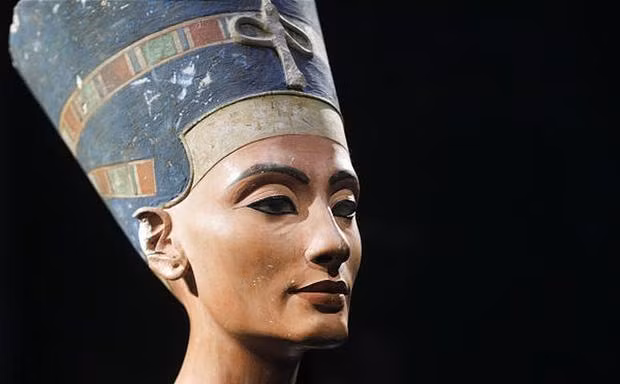 Bức tượng bán thân được làm bằng đất nung của Nefertiti.