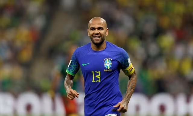 Brazil bại trận trước Cameroon, Daniel Alves vẫn lập nên kỷ lục mới
