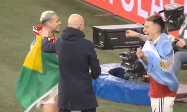 Clip: Khoảnh khắc ngẫu hứng của HLV Ten Hag sau khi giúp MU vô địch