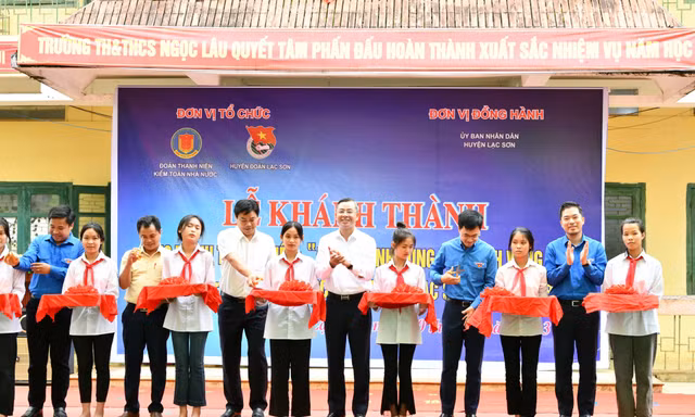 Lễ khánh thành và gắn biển công trình 'Đồng hành cùng học sinh vùng cao'