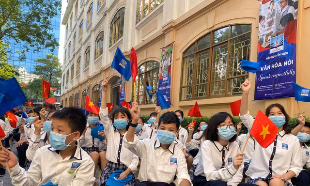 Học sinh Hà Nội được giảm 50% học phí năm học này.