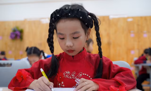 Gần 300 học sinh thi viết chữ đẹp cấp trường, mong được dự thi Chữ đẹp Việt lần 2